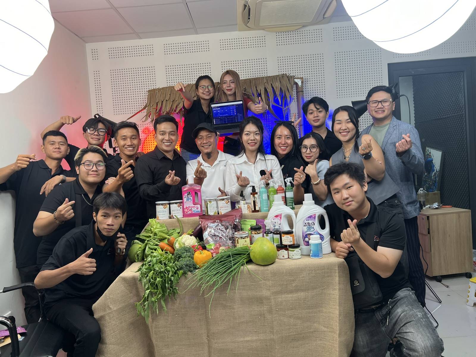 Đội ngũ livestream cùng KOL Minh Râu