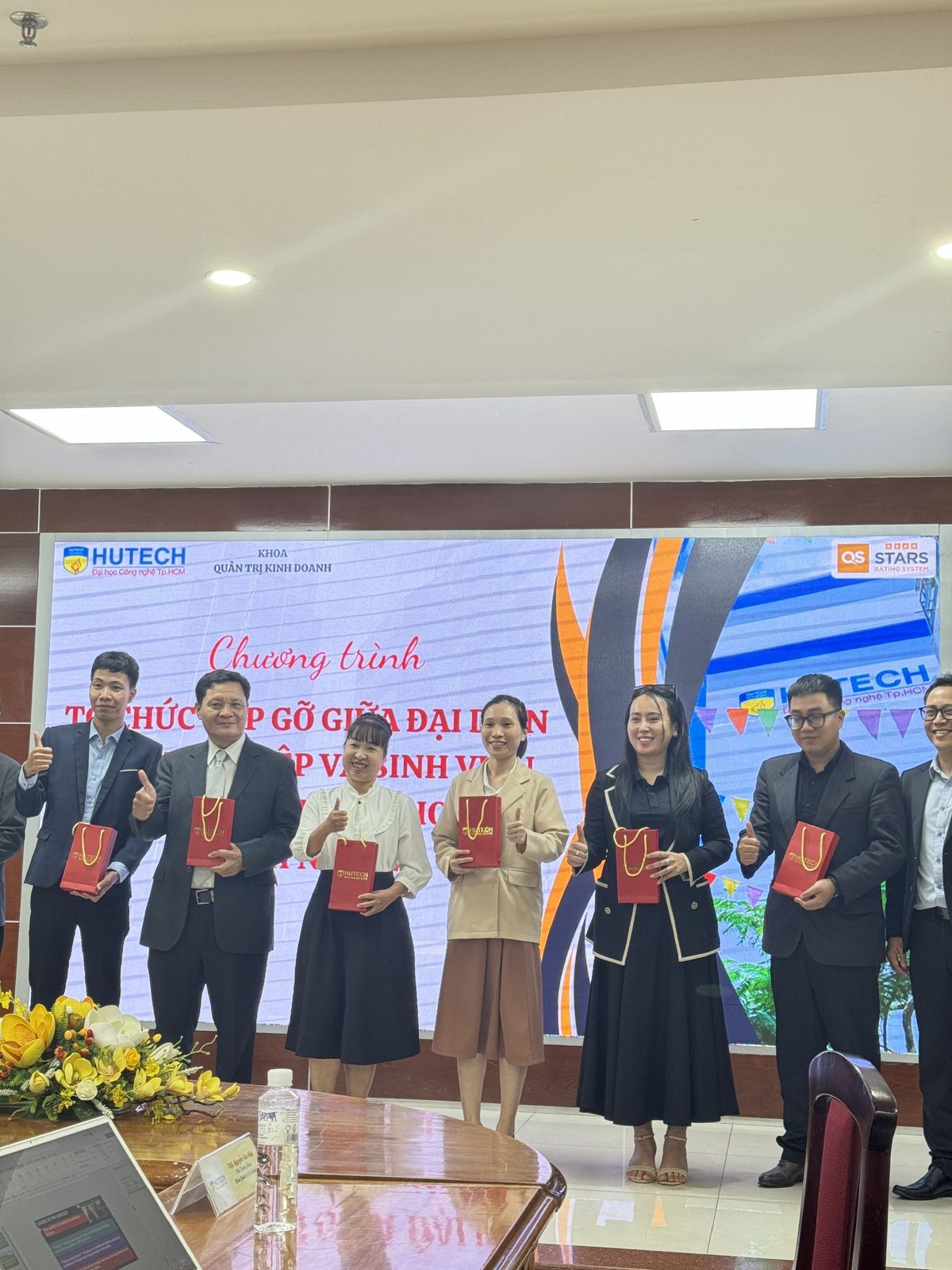 Mỹ Huyền trong chương trình hợp tác cùng HUTECH hỗ trợ sinh viên